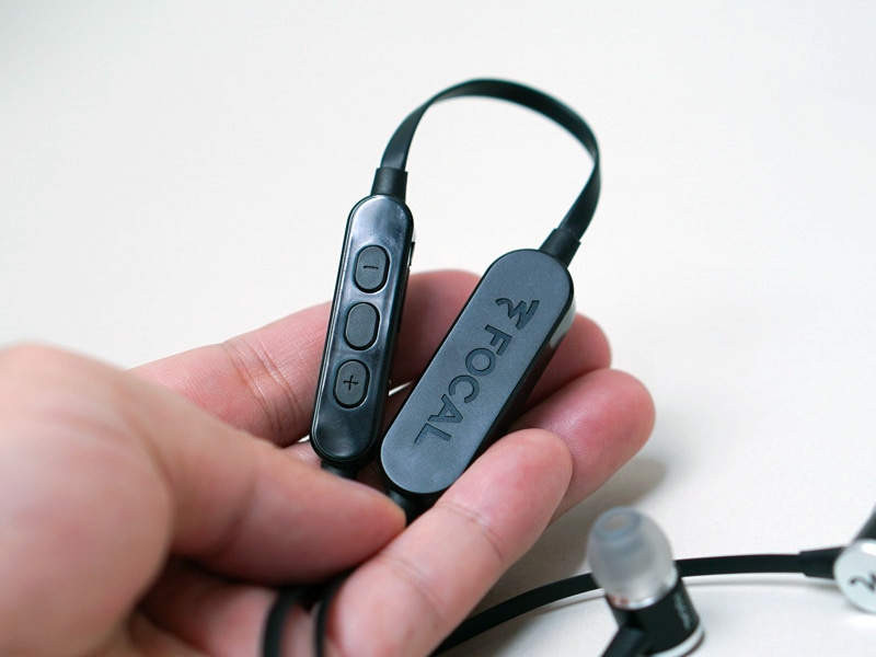 左がバッテリユニット、右がマイクリモコン