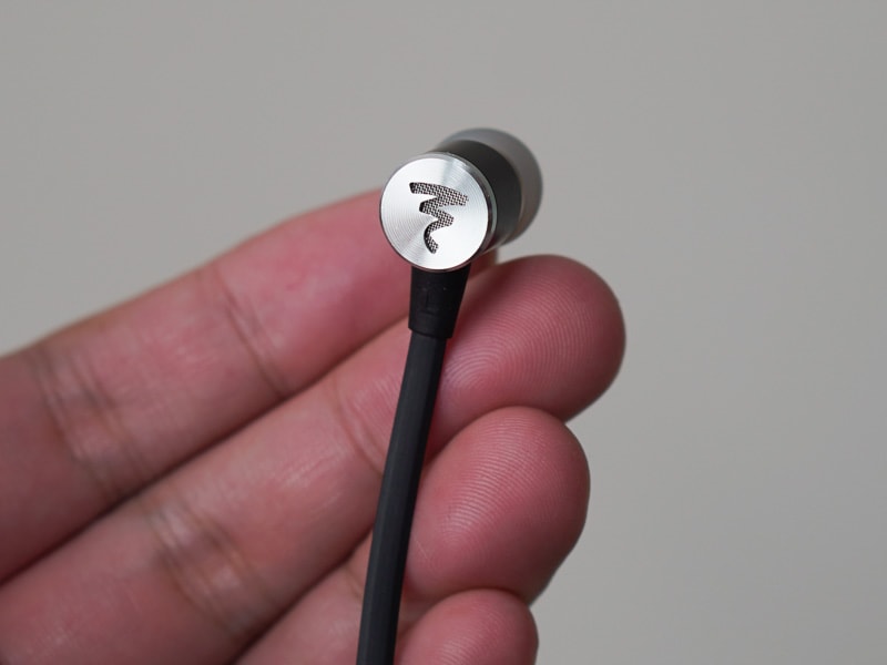 FOCALのロゴ入りステンレス製プレートを備える