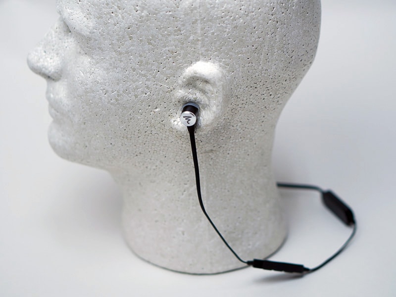 装着したところ。バッテリユニットは真後ろに、マイクリモコンは右寄りに来る