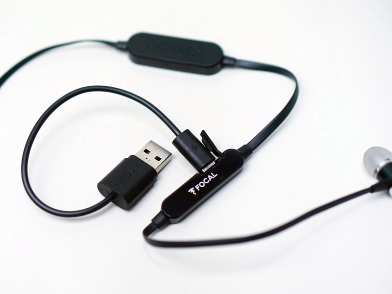 USB経由で充電できる