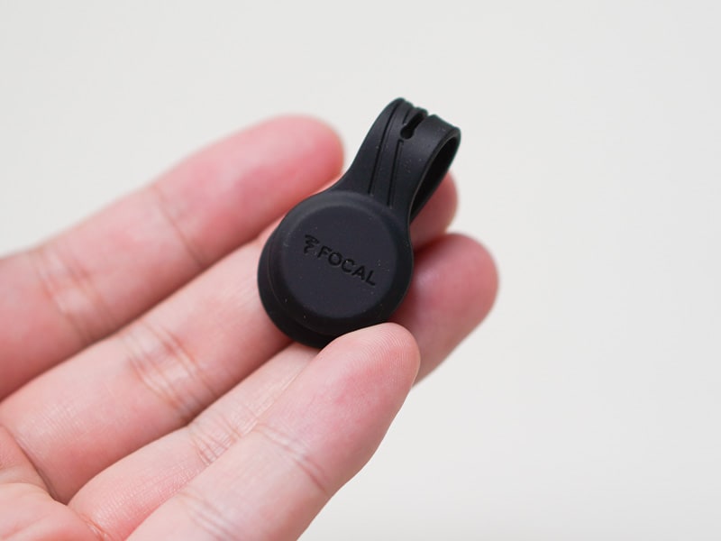 ランニングやウォーキングの時に、襟元にイヤフォンを固定するためのマグネットも付属している