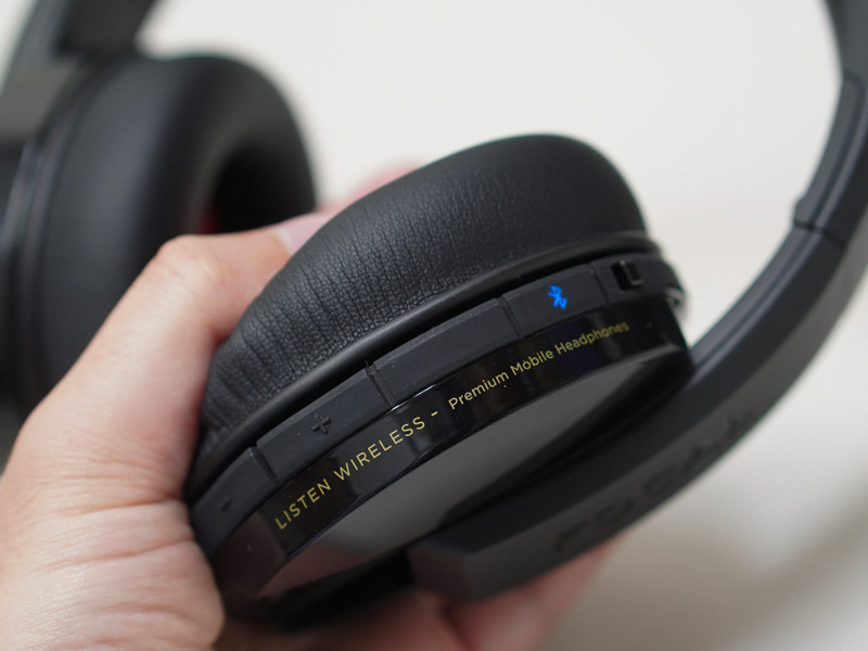 操作ボタン類は側面に用意