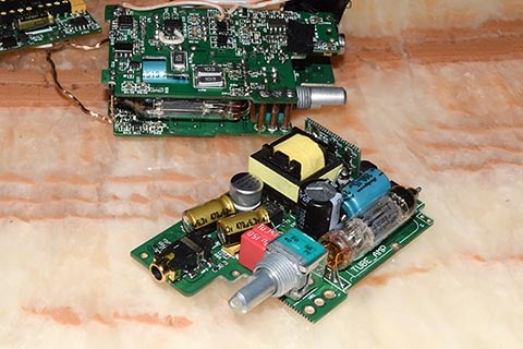 BA10の中身。真空管が見える