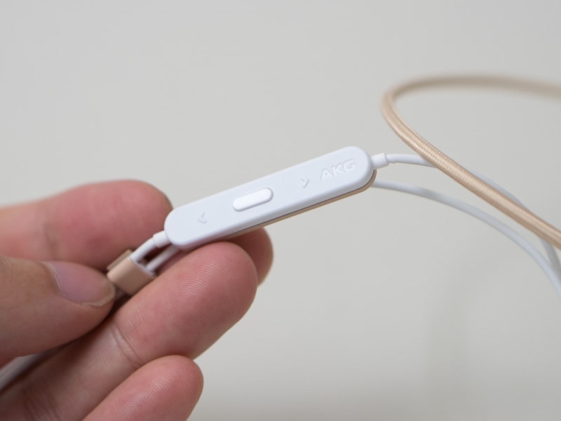 ケーブルは布巻き仕様で高級感