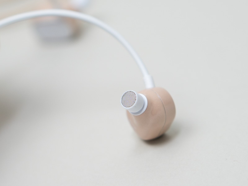 イヤーピースを外したところ。ノズル部分に角度がついている