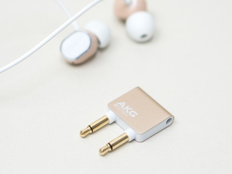 航空機用のプラグアダプタもハウジングと同じカラー