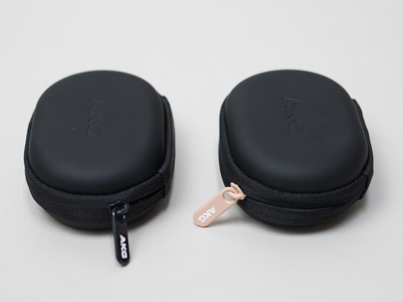 左がブラックモデル、右がベージュモデルに付属するケース。どうせならばケース全体もベージュにしてほしかった