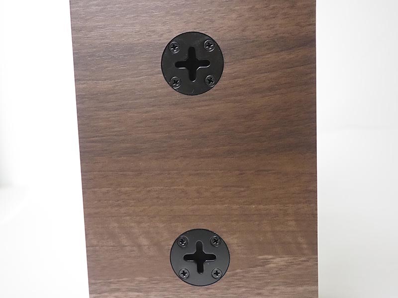 背面に2カ所の壁掛け金具を備える