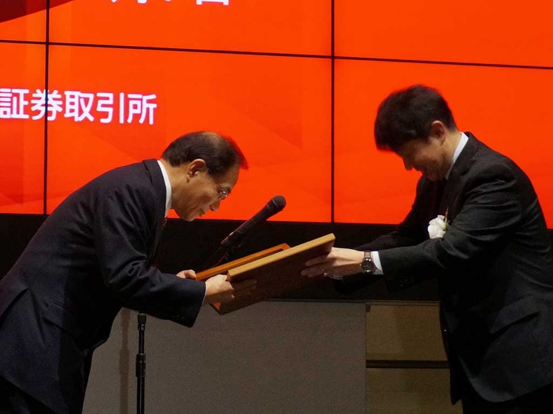 上場通知書贈呈