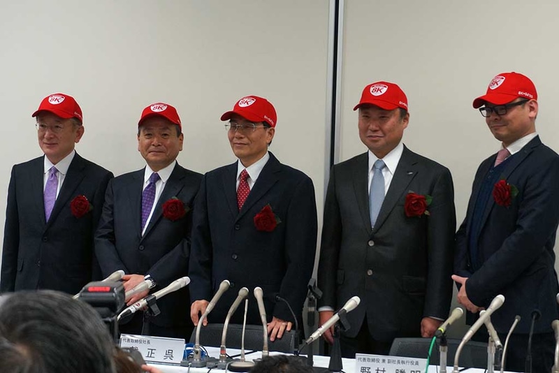 8Kキャップとともに経営陣登場