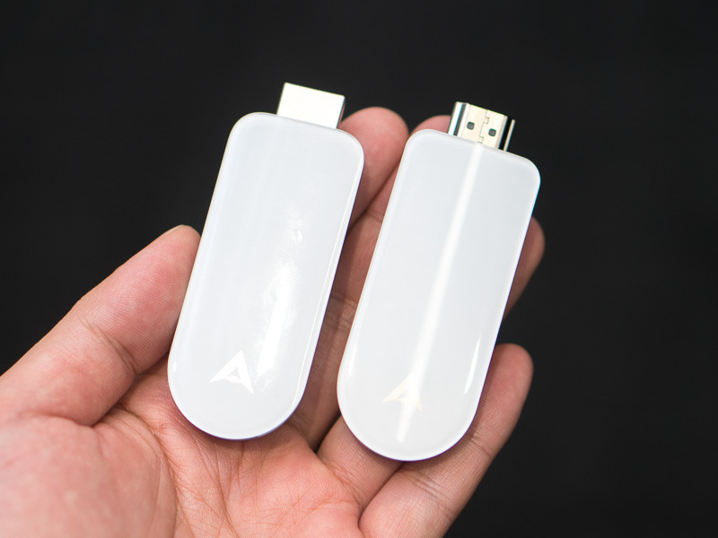 左が「Air Stick 4K」、右が「Air Stick」。本来カラーをホワイトにしたのも、実は戦略の1つ。この手の製品は黒1色が相場だが、女性客が手に取ることを考え、美しさを重視した