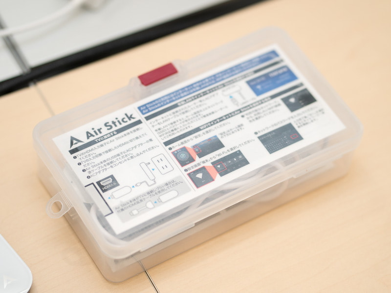 2K版Air Stickのパッケージは紙製だが、TSUTAYA店頭でのレンタルにあたっては、専用のプラスチックケースが用意される。簡易説明書もケースにシール貼りされるなど、わかりやすさと繰り返しの利用に配慮。まさにTSUTAYAのノウハウが詰まった部分だ