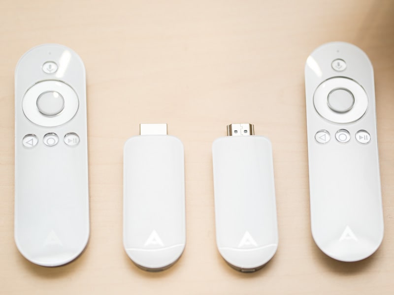 左の2つが「Air Stick 4K」のリモコンと本体、右の2つが従来モデル「Air Stick」の本体とリモコン。外観はほぼおなじだが、中身は大幅にパワーアップさせた
