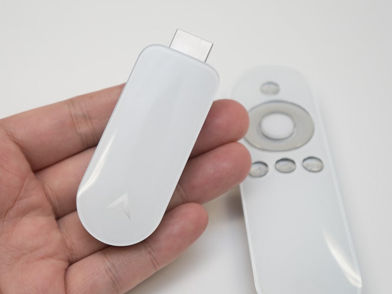 渡邉氏はコンパクトさを活かし、出張先にもAir Stickを持参。ホテルのWi-FiやポケットWi-Fiルーターなどを使って、映画を楽しんでいるという