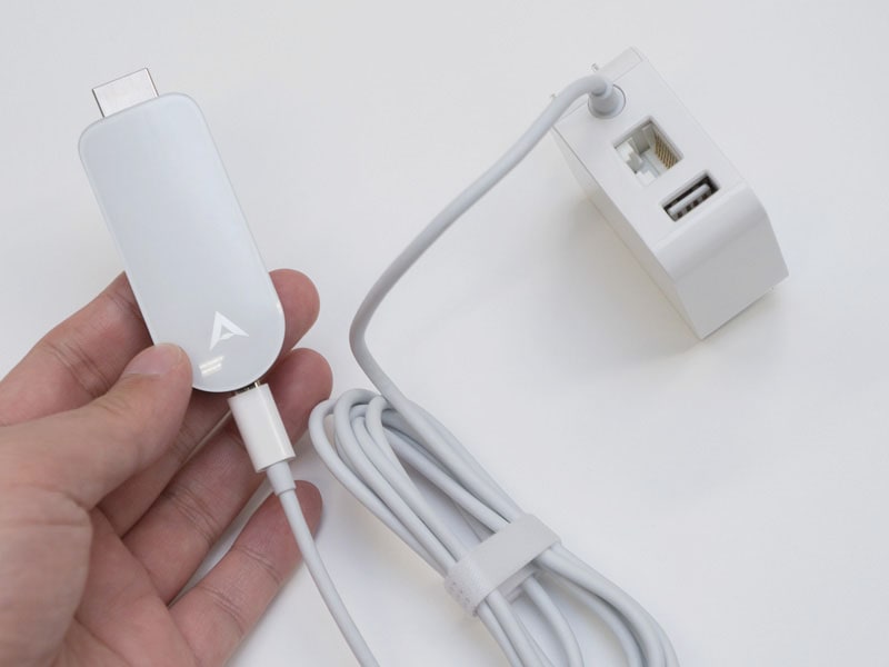 こちらが電源・有線LAN端子一体型のアダプター。やはり2K版Air Stickと比べて、デザインなどを改善させた