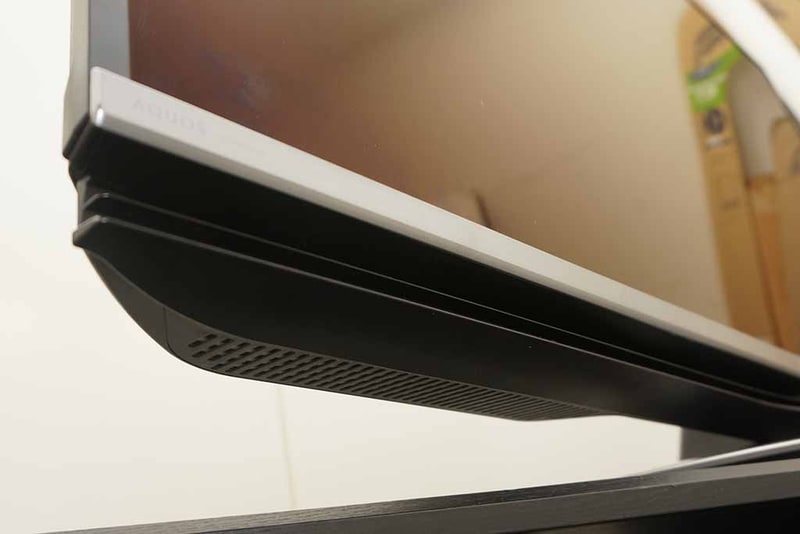 スピーカー。視聴距離によっては音像が下に感じられるが、音質は悪くない