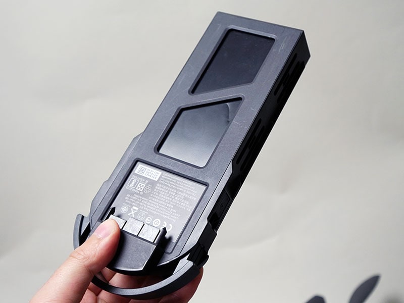 本体に挿入するバッテリー