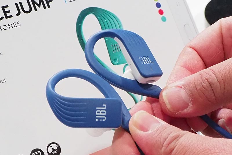 同じEnduranceシリーズの「JUMP」。イヤーフック部がつながった状態(輪になっている時)は電源OFF、外すと電源ONに