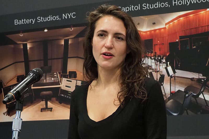 Univesal Musicのデジタルストラテジー&パートナーシップ シニアバイスプレジデントを務めるOANA RUXANDRA氏が登壇。ハイレゾ市場の可能性などを説明した