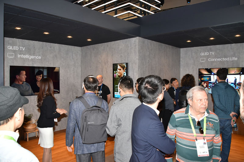 テレビ製品の展示コーナーも「2018年モデルの展示」よりも「SmartThingsでテレビが賢く使える」を訴える方に重きを置いていた