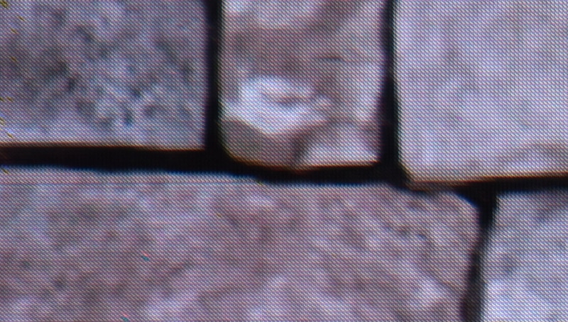 よーく観察すると継ぎ目は見えるが、普段の映像表示で気になるレベルではない