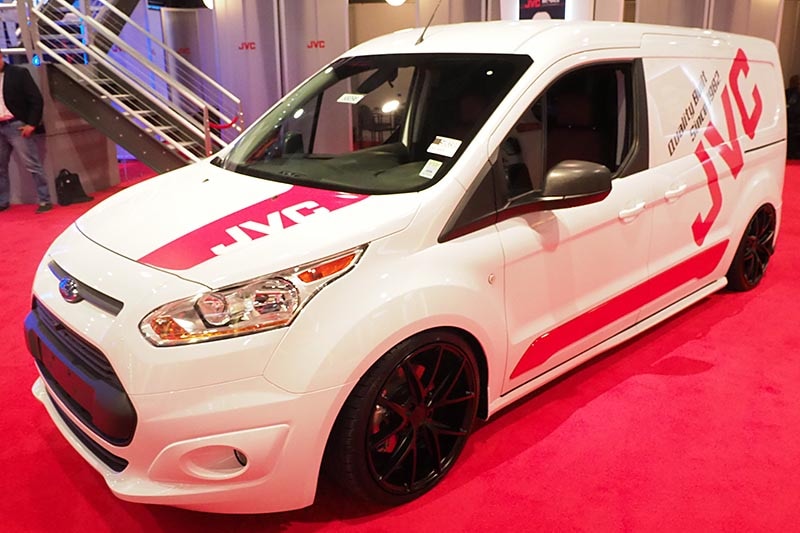 2DINのKW-V940BWを中心に、アンプの「KS-DR3004」3台や、4つのサブウーファなどを備えたデモカー