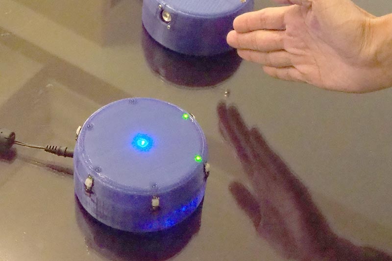 IRセンサーのデモ。手をかざした部分を検出