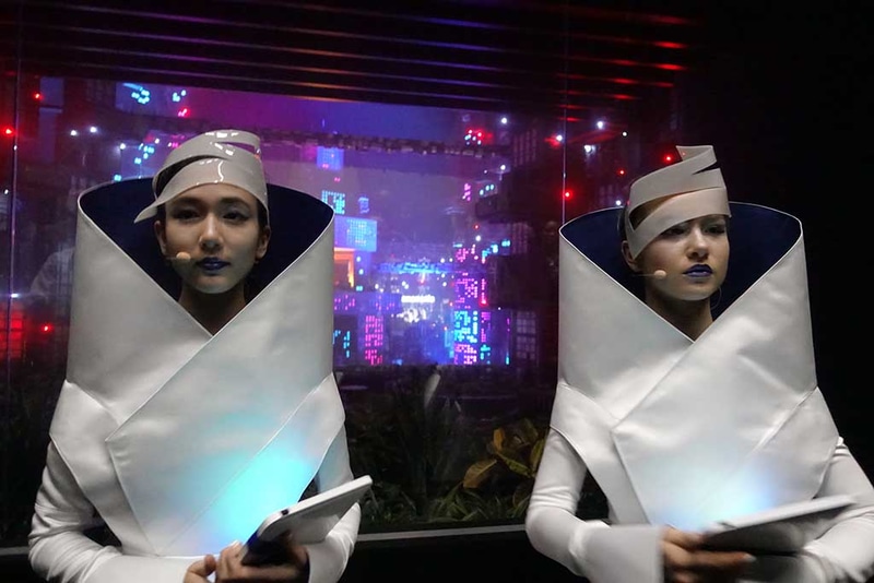 わぁ、ソフィー増えた。ピーターはどうなったんですか? 彼女達は演技力とアドリブ力が高く、終始無表情でカクカクと動き、無線マイク不調時にも「電波の状況がヨクナイデスネ。もう一度、最初から話シマショウカ」という台詞もロボット風に発音