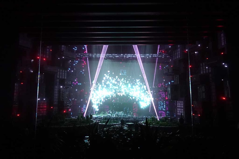 未来都市の雰囲気はどうみてもブレードランナー。来場者はこの未来都市を構成する高層ビルの一角からAR/MRライブを鑑賞しているという設定