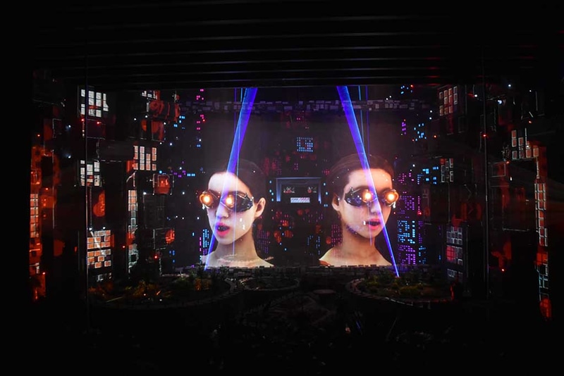 煌めく街並みはプロジェクションマッピングと直視型ディスプレイの双方を活用しているようだ。一部のメディアには裏舞台や機材を解説していたが、筆者が紛れ込んで覗き込もうとしたら追い出されてしまった(笑)