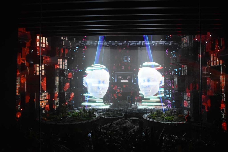 煌めく街並みはプロジェクションマッピングと直視型ディスプレイの双方を活用しているようだ。一部のメディアには裏舞台や機材を解説していたが、筆者が紛れ込んで覗き込もうとしたら追い出されてしまった(笑)