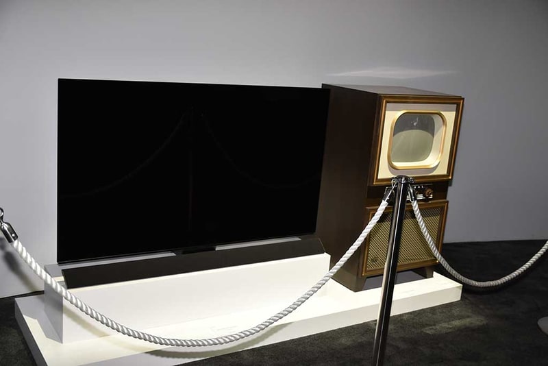 同シアターの壁際には創業時の松下ナショナル製品と現代の最新型製品がカテゴリごとに並べられて展示されていた。これもなかなか価値の高い展示だ