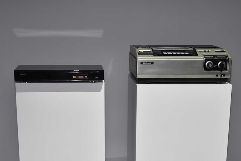 同シアターの壁際には創業時の松下ナショナル製品と現代の最新型製品がカテゴリごとに並べられて展示されていた。これもなかなか価値の高い展示だ