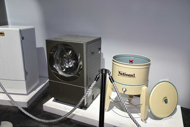 同シアターの壁際には創業時の松下ナショナル製品と現代の最新型製品がカテゴリごとに並べられて展示されていた。これもなかなか価値の高い展示だ