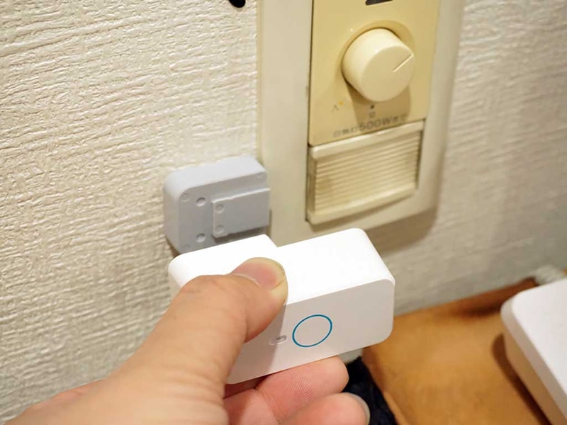 壁への取り付けイメージ。後で取り外しできるが壁に設置した状態で充電はできない