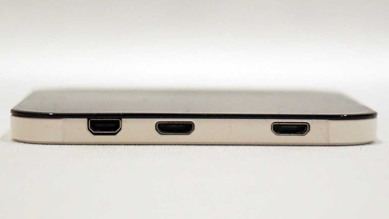 Micro USBで給電。その他機器との連携用としてMicro USBやMicro HDMIも備える