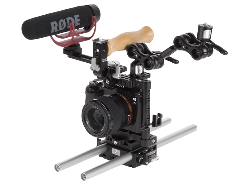 Sサイズ(MVCCS)にマイクやフリクションアーム、15mm径ロッドなど、別売アクセサリを取り付けた例