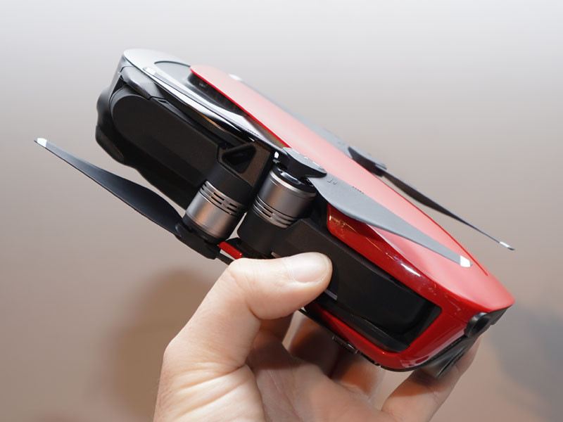 「Mavic Air」を折りたたんだところ