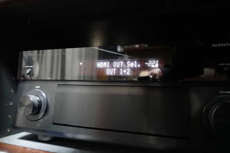 OUT 1+2は、HDMI1とHDMI2の両方を使って映像を出力するモード。一種の２分配モードである