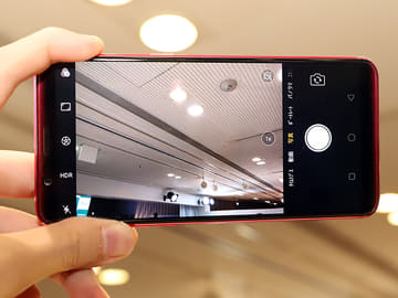 OPPOが“カメラフォン”で日本スマホ参入。6型有機ELの「R11s」 - AV Watch