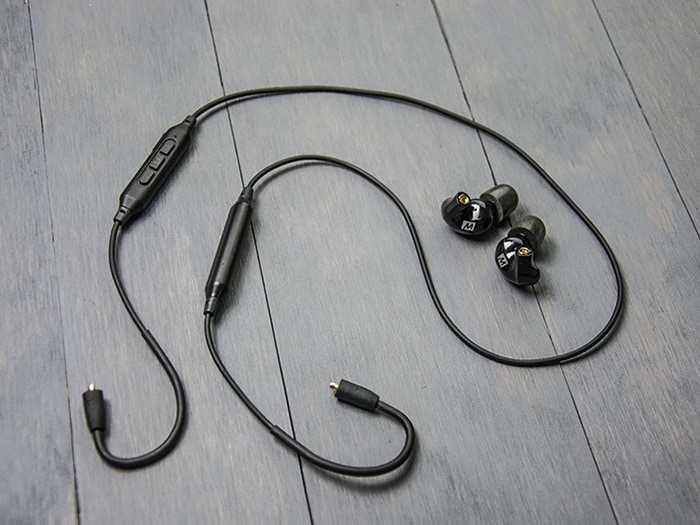 P2-BTX1-BKにはイヤフォンとケーブルも付属
