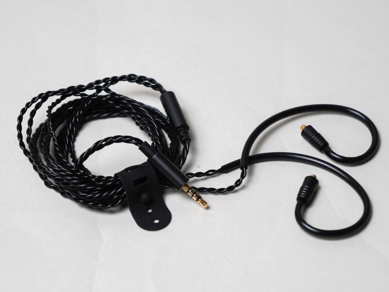 2.5mm 4極のバランスケーブルが最初から同梱されている