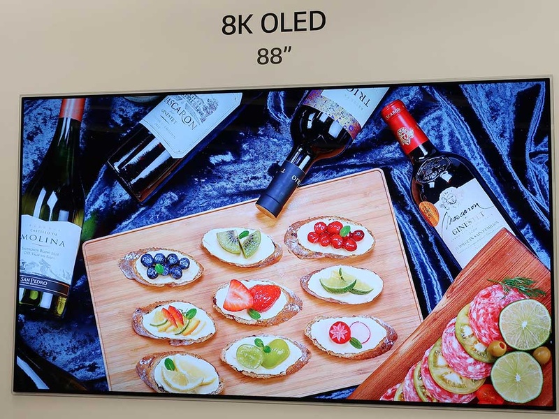 LGディスプレイが持ち込んだ8K OLEDテレビ。2020年の量産をにらみ、物理的に不利だが生産性が高いボトムエミッション方式をあえて選択。数年内に製品化されることを期待したい