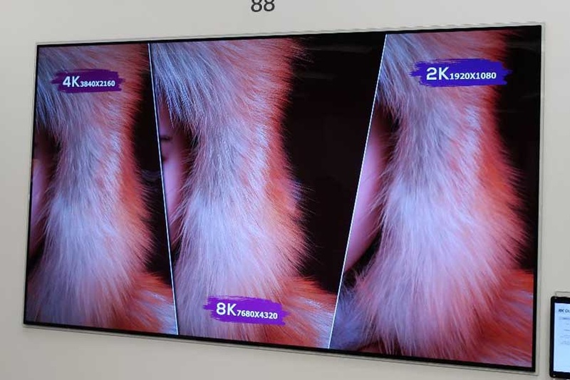 LGディスプレイが持ち込んだ8K OLEDテレビ。2020年の量産をにらみ、物理的に不利だが生産性が高いボトムエミッション方式をあえて選択。数年内に製品化されることを期待したい