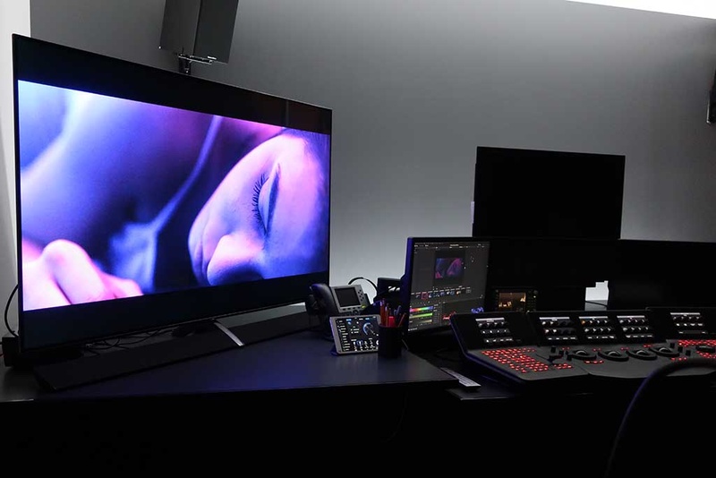 麻倉氏が取材したハリウッドの某グレーディングスタジオ。コンソールの前にはリファレンスモニター「BVM-X300」が、その脇にはパナソニックのテレビ「EZ1000」が鎮座する。実はEZ1000には、スタジオ向けのモニター設定用パラメーターが開放されている。現代の民生用テレビはここまでレベルが上がった