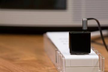浜松でピアノ塗装、音質追求の木製Bluetoothレシーバ「OKARA oh.1