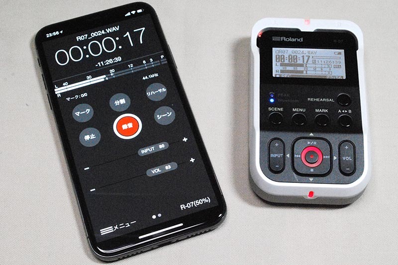 iPhone(左)などを、リモコンとして利用可能