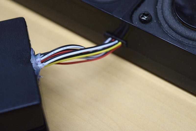 スピーカー部とDnoteのシステムをケーブルで接続