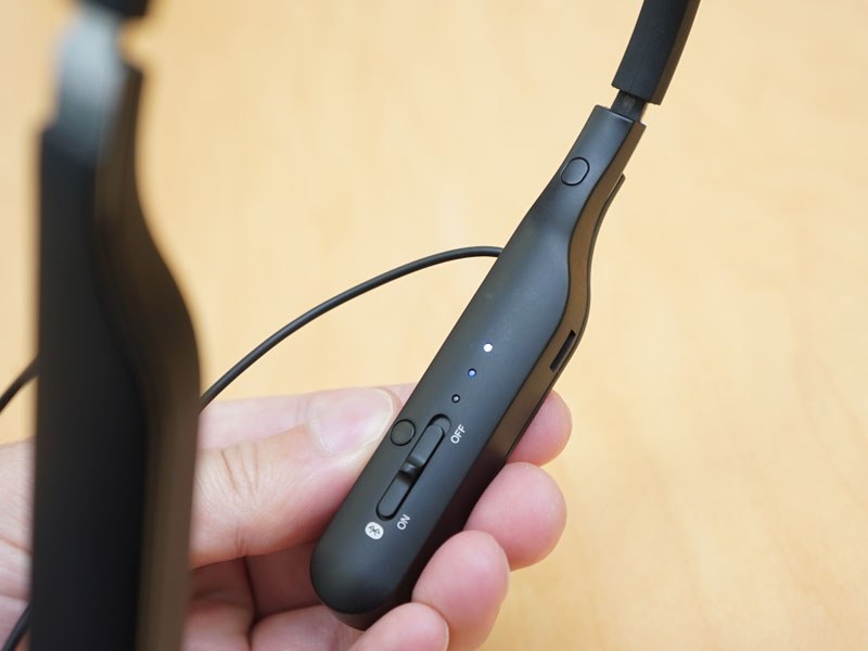 首元に電源やボリュームボタンを備えている