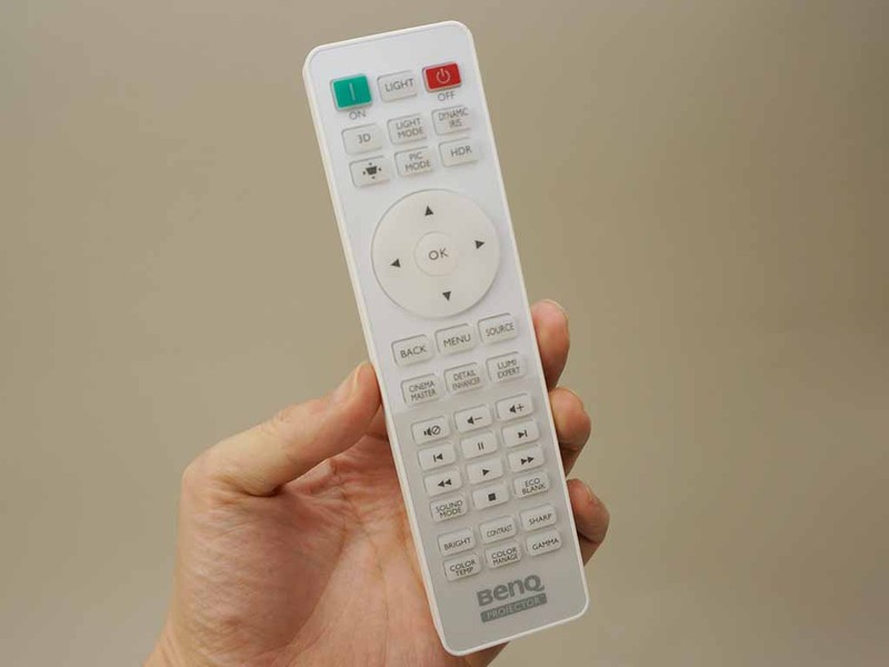 シンプルながらもボタン数の多い機能性重視のリモコン。他機種からの流用のためか、本機では無反応なボタンもあったりする(笑)